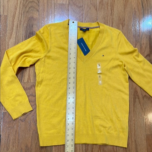 Tommy Hilfiger NWT Men's Dark Yellow V-Neck Sweater Size Medium Lightweight - Picture 8 of 13